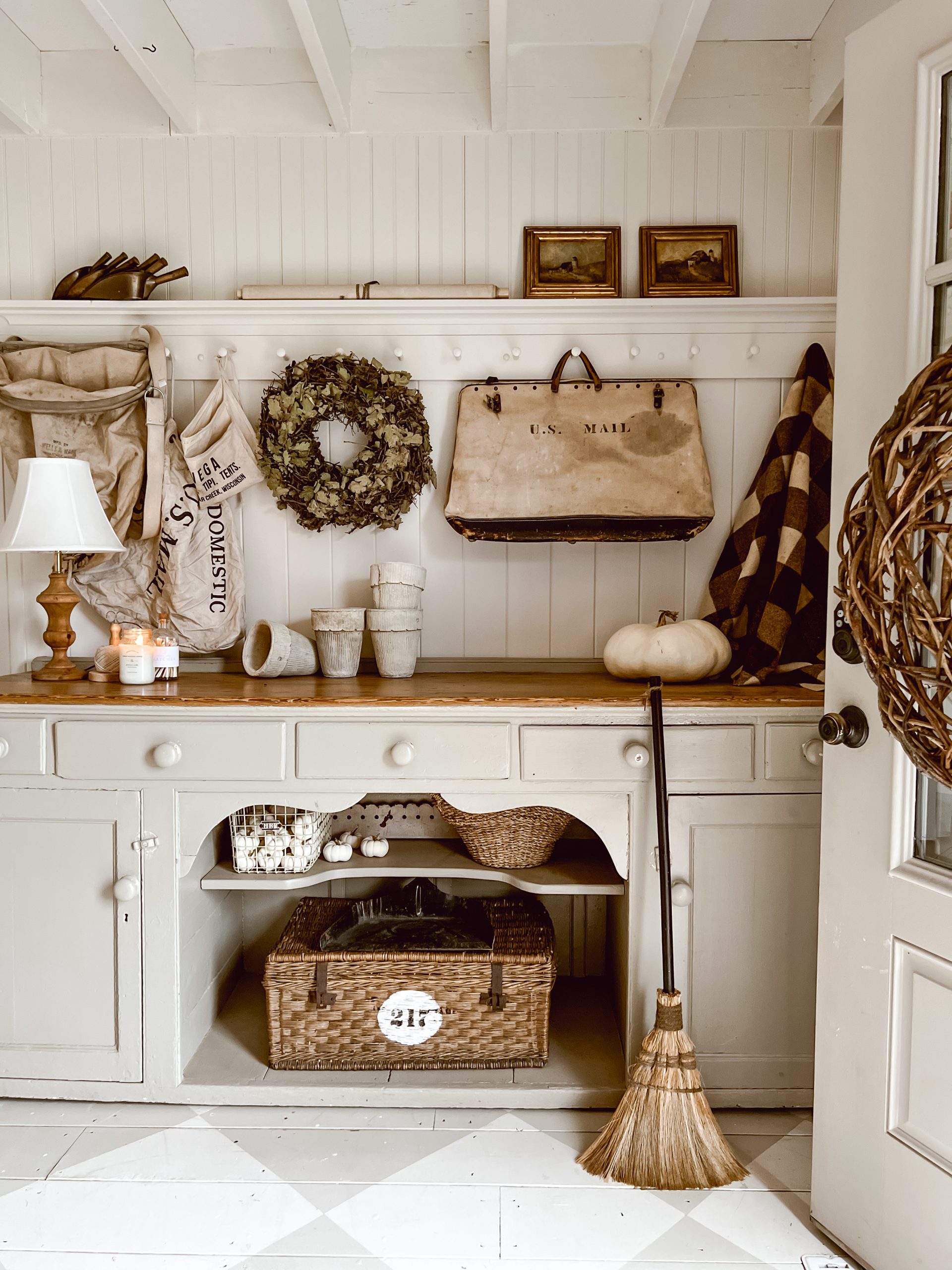 5 Ways To Add The Fall Feeling To Your Home: Our Cozy Fall Mudroom Entryway
